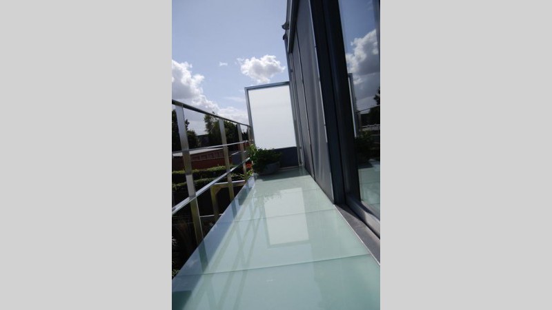 Inox balkon buiten in mat glas met inox buitentrap met blauwsteen en leuning inox plat itéré VDC inox